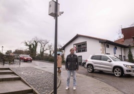 El alcalde de Reocín, Pablo Diestro, junto a uno de los dispositivos instalados.