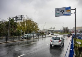 La parte final del tramo de valla instalada en la mediana, que termina ya casi en la rotonda de La Marga.