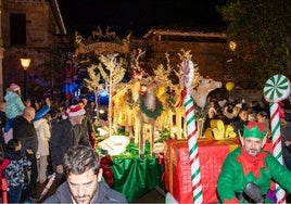 Cientos de personas siguieron de cerca el recorrido de la cabalgata.