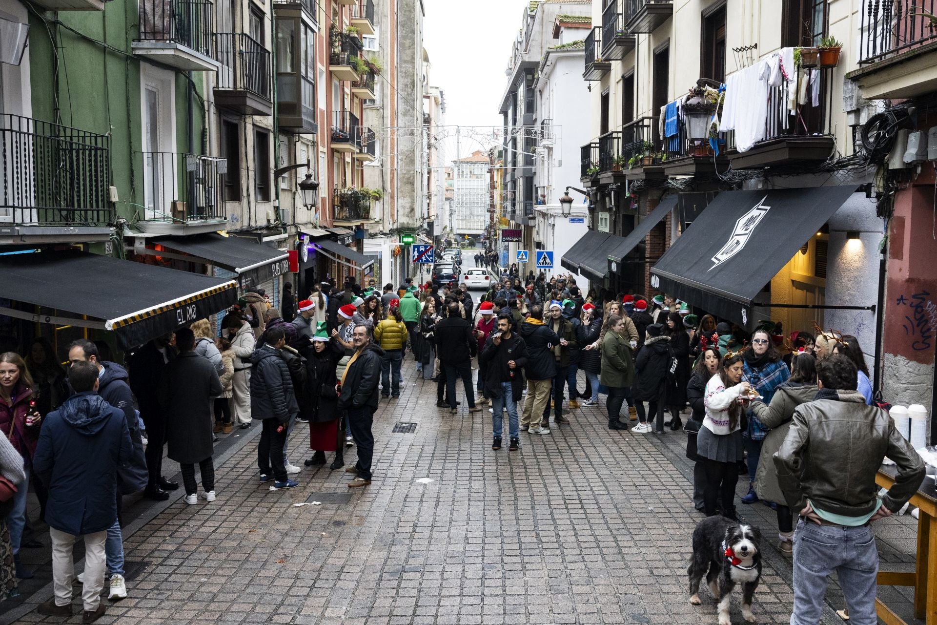 Durante las primeras hora de la tarde, la calle de Río de la Pila se ha encontrado algo más vacía que en ocasiones anteriores.