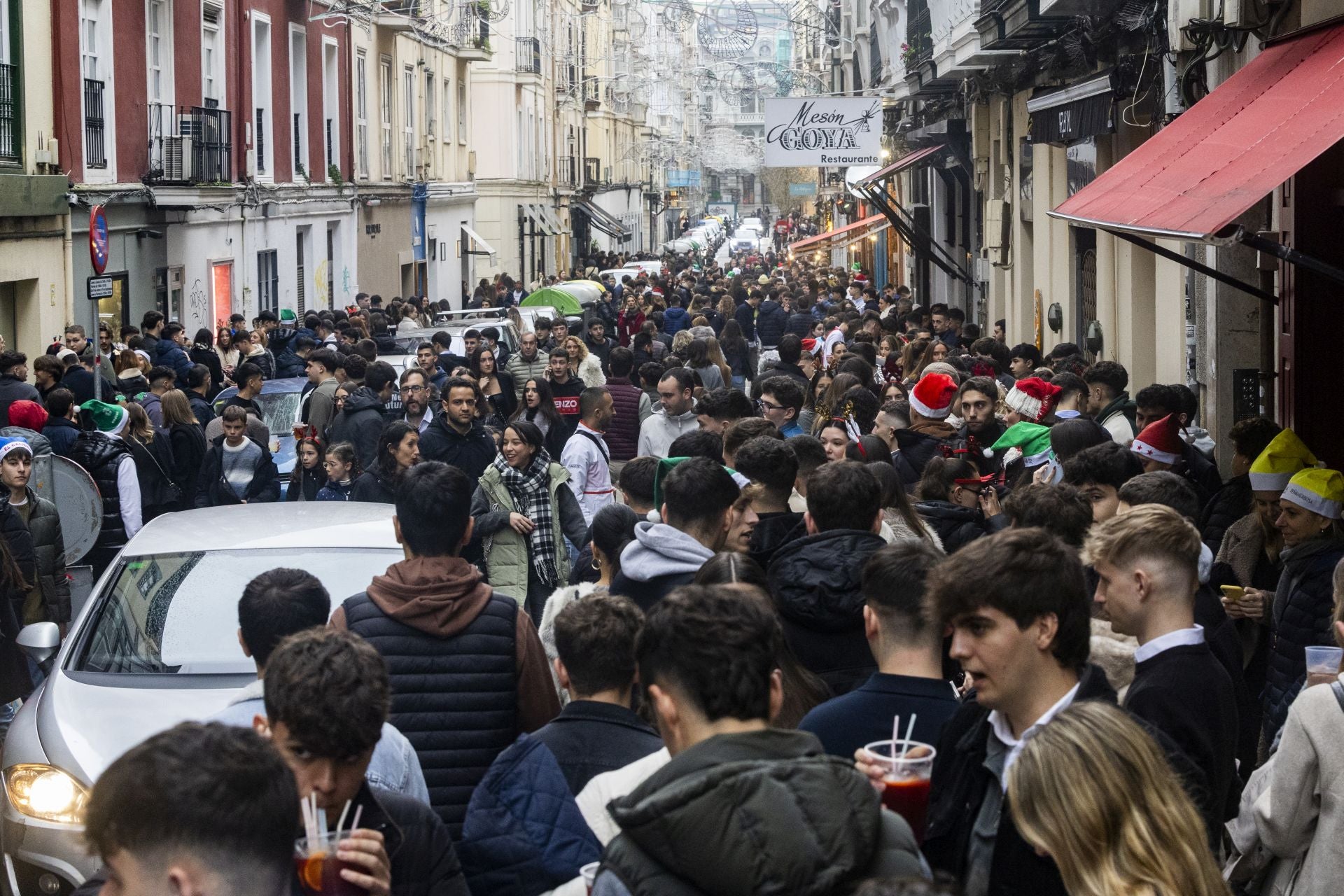 La calle Daoiz y Velarde ha sido una de las calles donde los jóvenes se han juntado para hacer botellón.