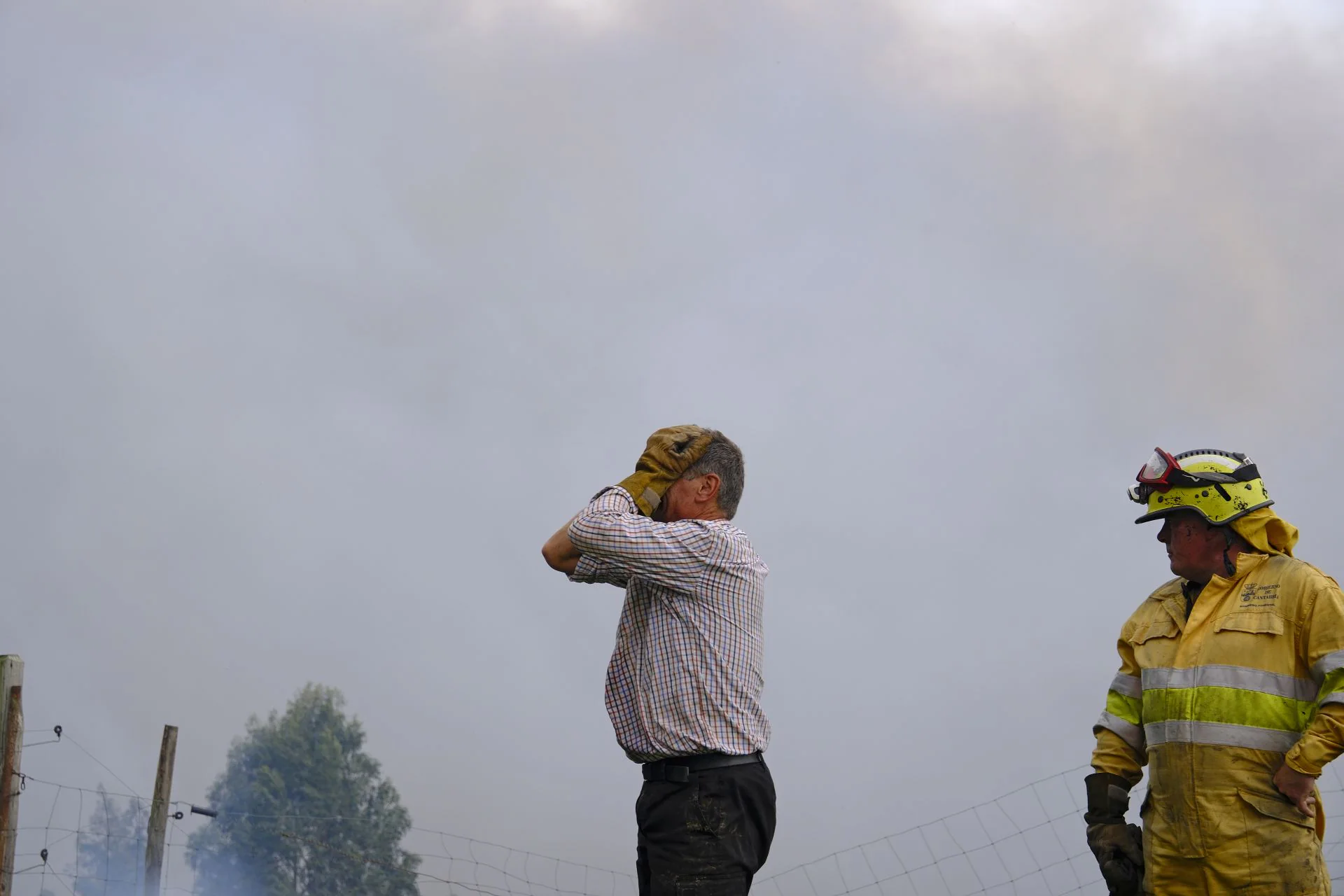 El incendio que azotó la zona de Alfoz de Lloredo se llevó por delante su estabulación con toda la paja almacenada para dar de comer a los animales y maquinaria agrícola. Mientras se hacía idea de los daños del fuego, se encontró con una oveja muerta por un ataque de lobos. La imagen recoge la desolación y la impotencia de Elías Cobo, ganadero de Barrio Santa Eulalia en la Busta.