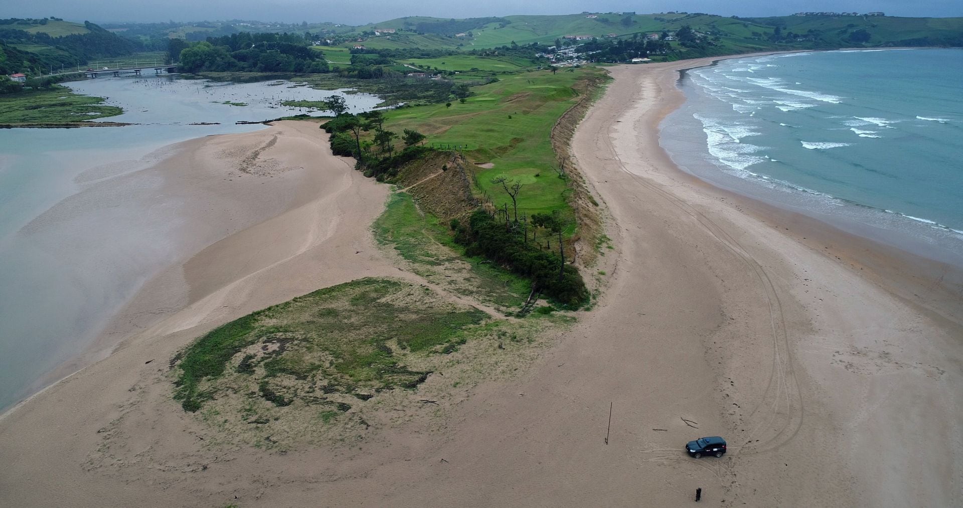 La imagen recoge la transformación de una zona emblemática del occidente de Cantabria en el parque Natural de Oyambre (Valdáliga), donde el ecosistema se está regenerando y la vegetación vuelve a crecer sobre la arena, tras más de dos décadas en retroceso, en las que llegó a perder hasta 20 metros por efecto del cambio climático.