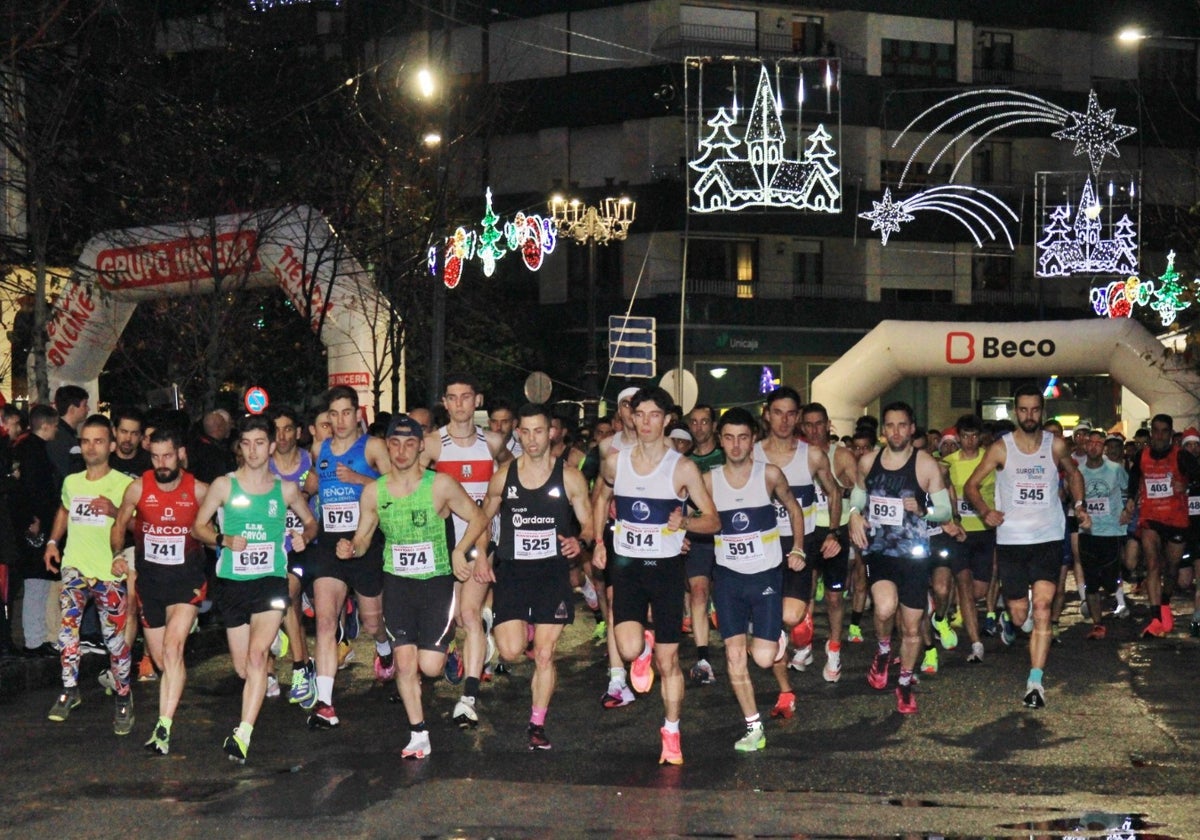 Los corredores de la categoría masculina a la salida de la carrera.