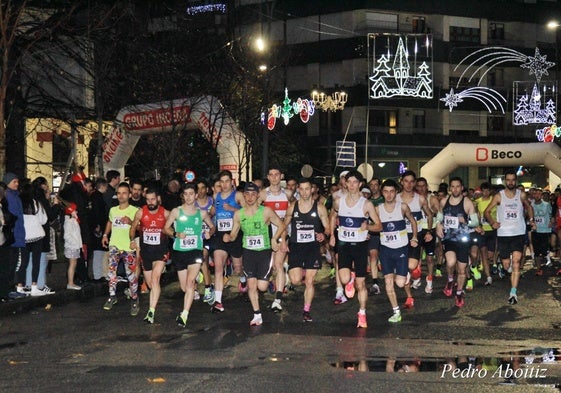 Los corredores de la categoría masculina a la salida de la carrera.
