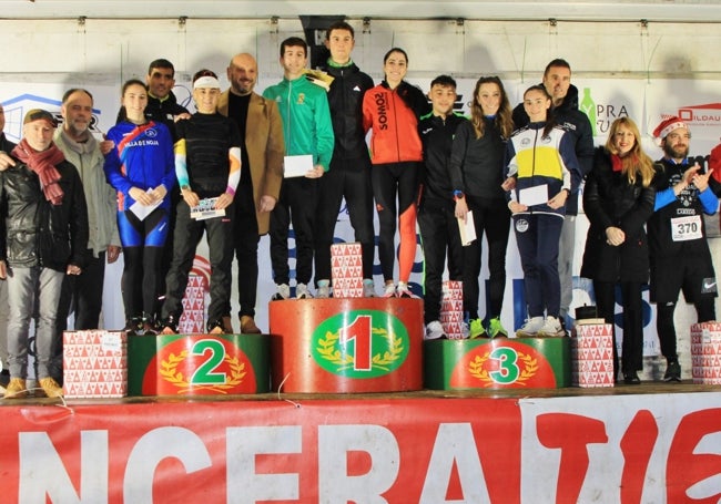 Los ganadores de la prueba subidos al pódium.