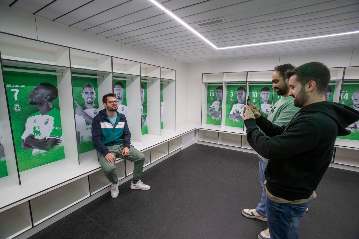 Dentro de los vestuarios del Racing cada uno aprovechó para sacarse fotos en las taquillas de sus jugadores favoritos. 