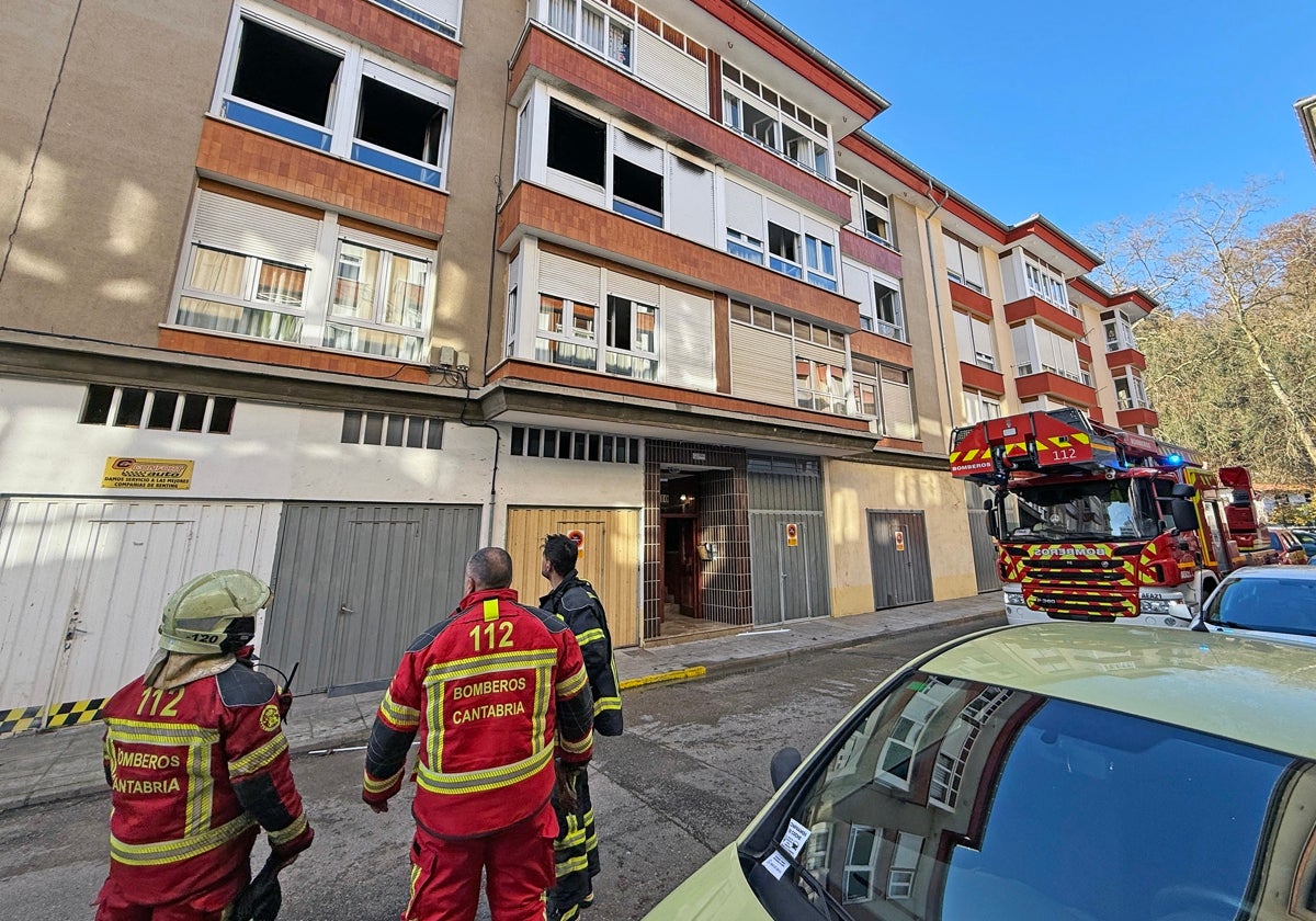 Los bomberos intervienen en la vivienda afectada.