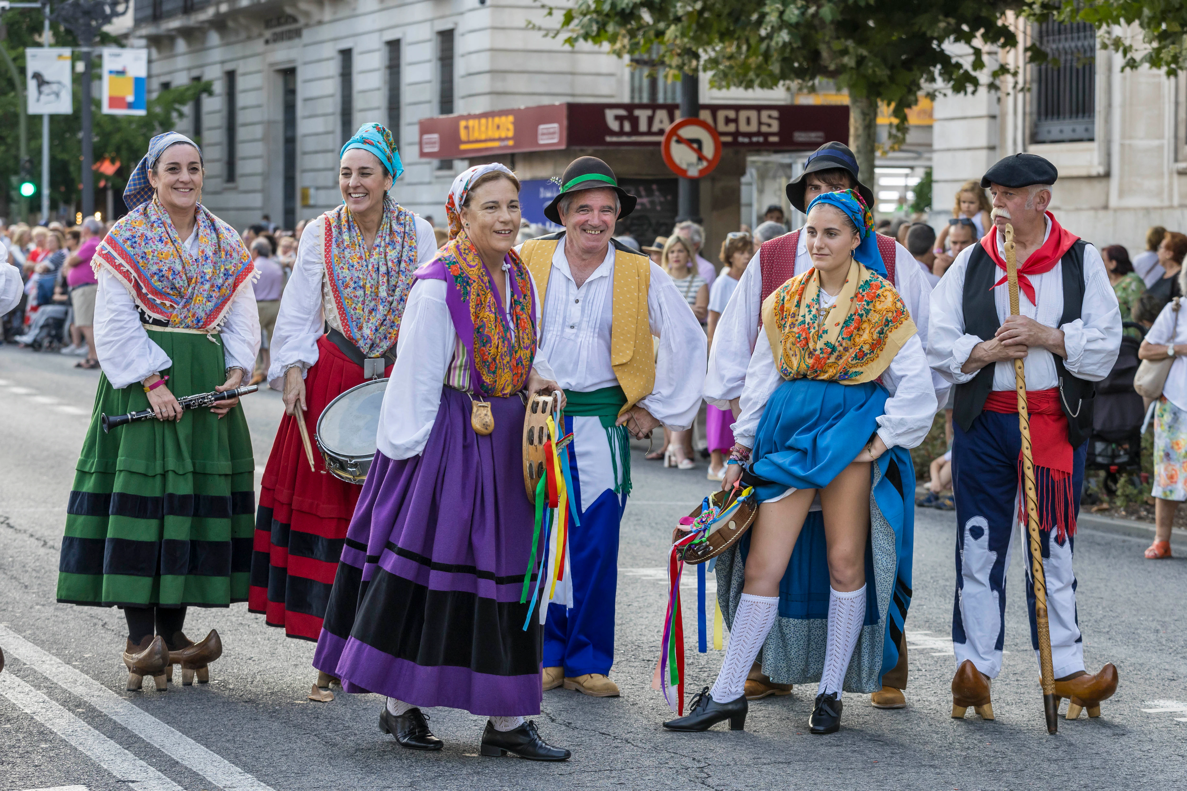 El desfile por Santander con motivo del Día de las Instituciones se convirtió en un multitudinario y sentido homenaje a las tradiciones y la cultura de Cantabria. No faltaron los versos de 'La fuente de Cacho', de la mano del Coro Ronda Garcilaso. En la marcha festiva participaron una veintena de agrupaciones de música tradicional, grupos de danzas, coros y rondas. Era julio y el calor apretaba bajo los densos trajes de paño.