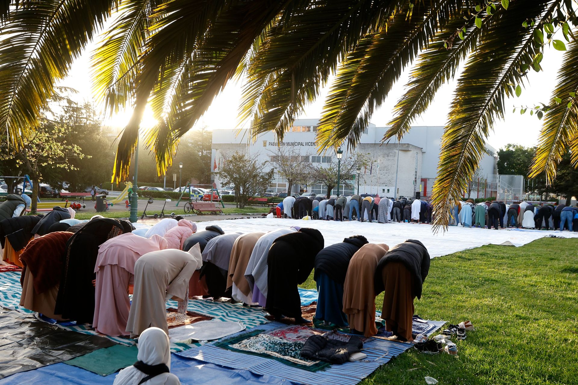 Más de doscientos musulmanes celebraron en el amanecer del 10 de abril la despedida del Ramadán, por primera vez en el parque Manuel Barquín. Decenas de sandalias, zapatillas de deporte, alpargatas y hasta botas de monte llenaron un pequeño espacio del parque, a las siete y media de la mañana.