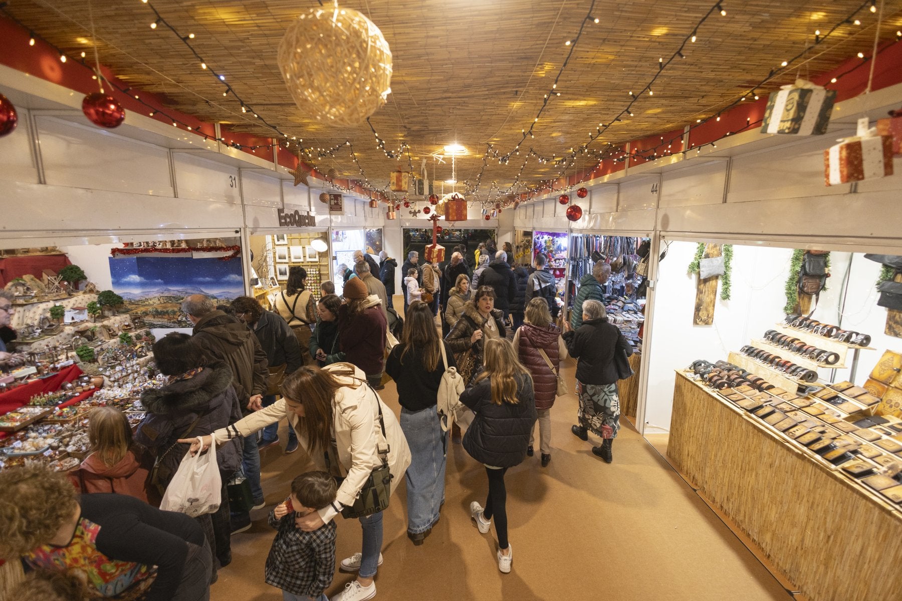 El mercado recibe multitud de visitas diarias en busca de regalos de Navidad.