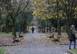 Varios ciudadanos caminan por el parque Manuel Barquín, el más amplio y emblemático de Torrelavega.