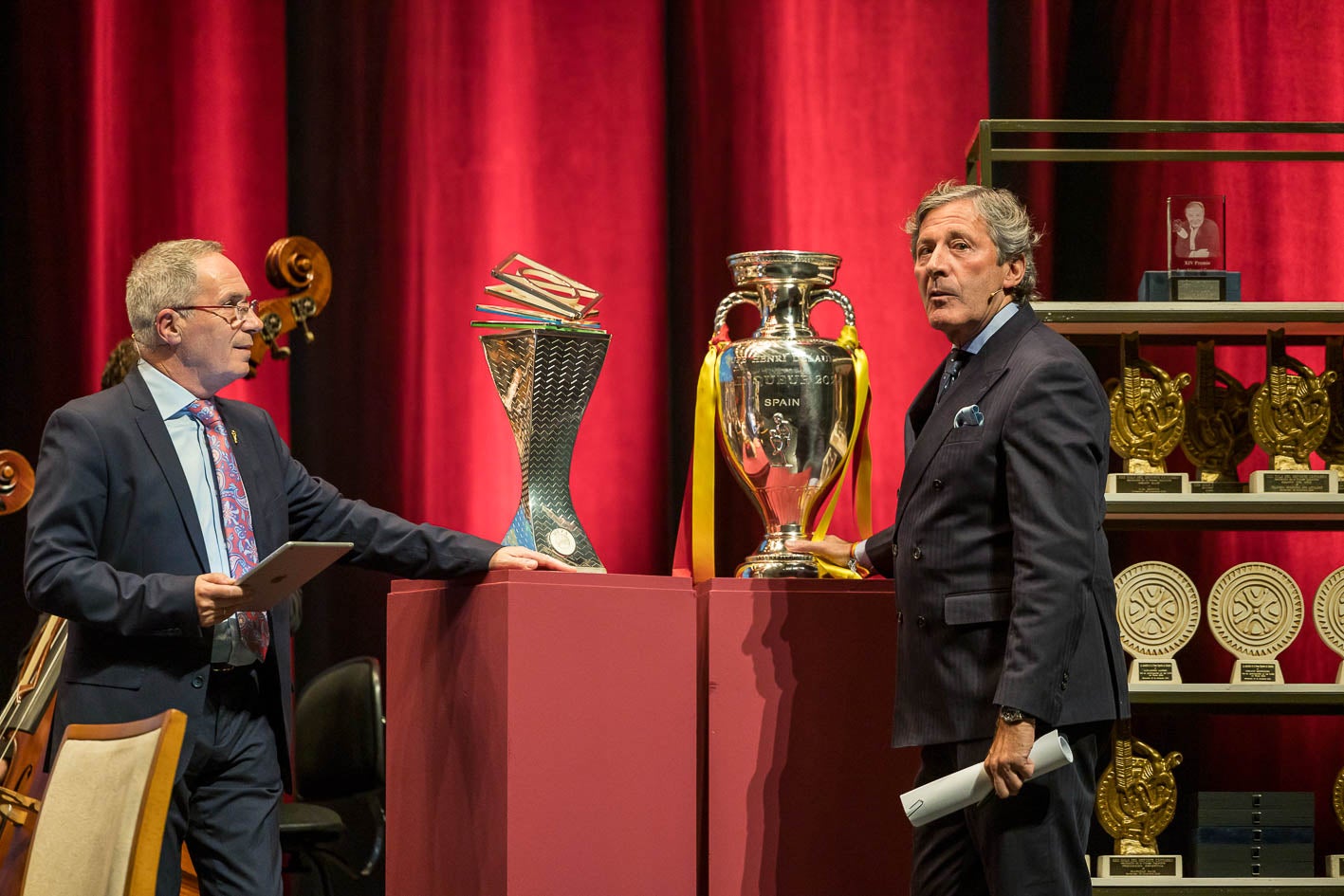 Juan Carlos de la Fuente y Jesús Álvarez, junto a los trofeos de la Liga de Naciones, conseguido por la selección femenina de fútbol, y la Eurocopa, lograda por la selección masculina.