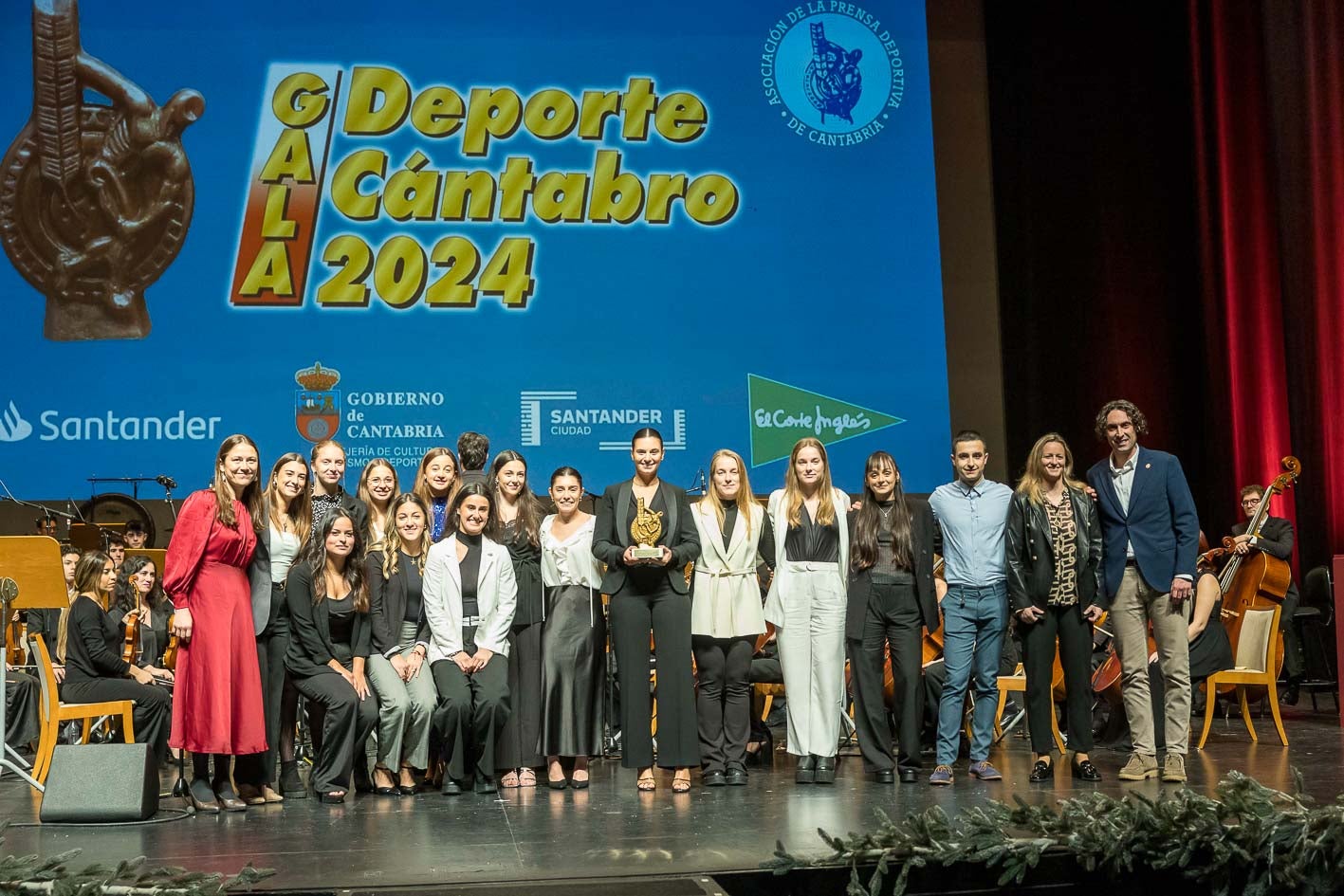 Las integrantes de la trainera femenina de Astillero, también designadas como Equipo del Año.