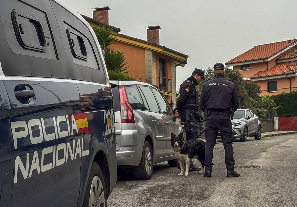 Agentes de la Policía, ayer, en el momento del registro.