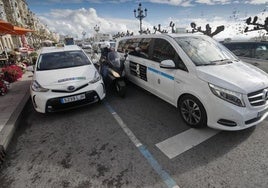 Taxis en la parada del Paseo de Pereda, en el centro de Santander.