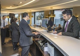 Imagen en la recepción del Hotel Bahía el primer día que empezó a aplicarse la medida.