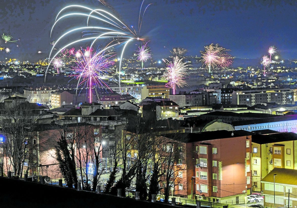 Santander repleta de fuegos artificiales durante la Nochevieja del año pasado.