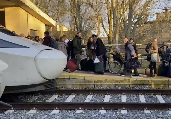 Pasajeros haciendo transbordo este jueves en Osorno tras la segunda avería en dos días.