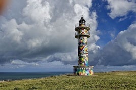 El faro del Cabo de Ajo, decorado por Okuda.