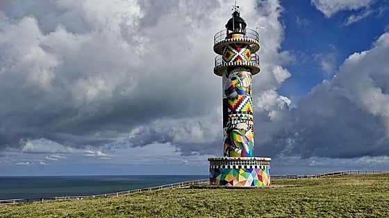 El camino hacia un faro de colores