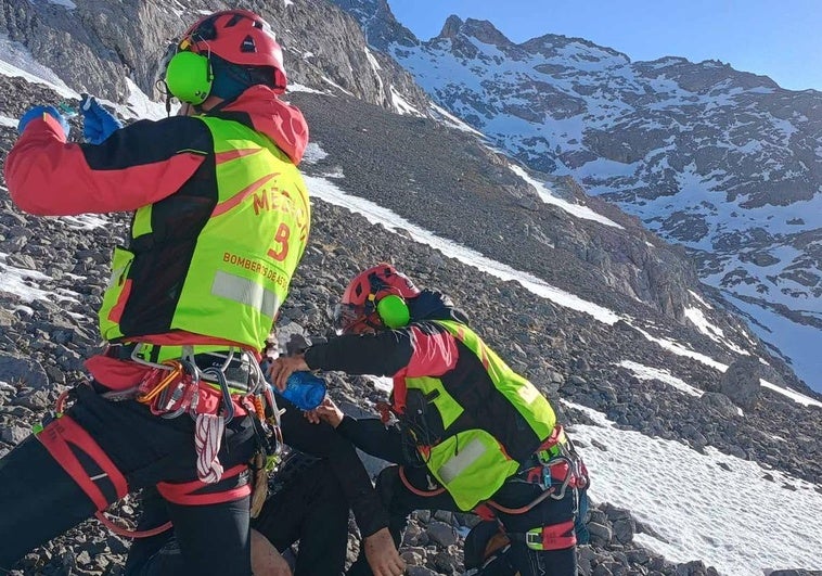 Encuentran vivo al montañero desaparecido en Picos: estaba de pie pidiendo auxilio