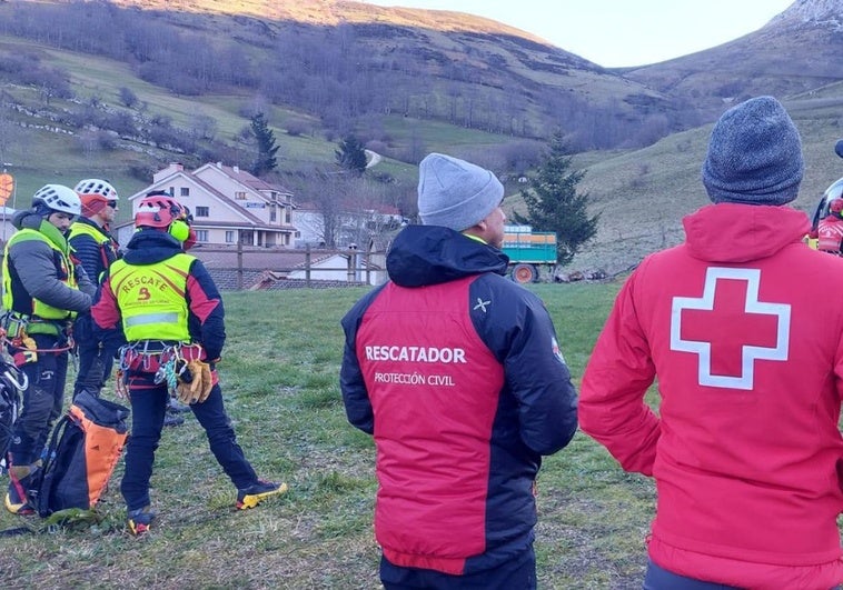 Rescatadores de los servicios autonómicos de Cantabria y del Principado, durante los trabajos conjuntos con el Greim de la Guardia Civil y Cruz Roja, ayer, en el Puesto de Mando instalado en la localidad asturiana de Sotres.