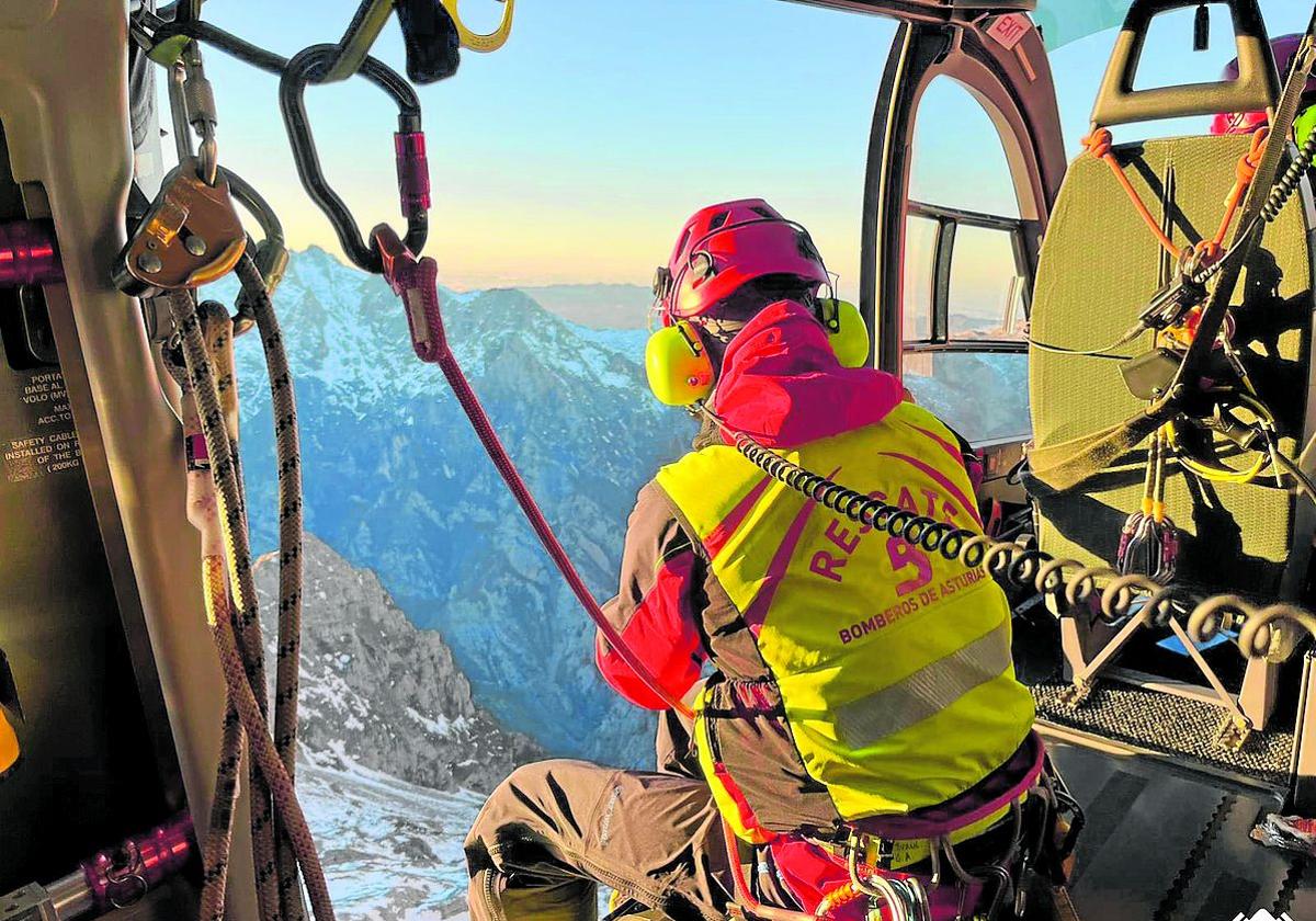 Imagen del interior del helicóptero que el viernes rescató a Senén Turienzo en Picos de Europa.