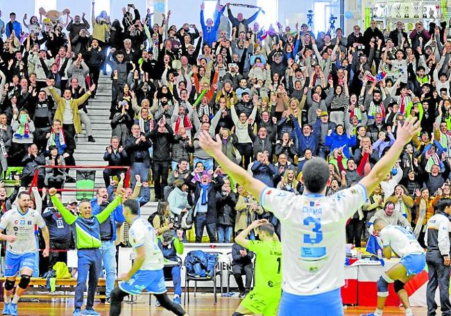 Hernández celebra el triunfo en la final, con toda la grada en pie.