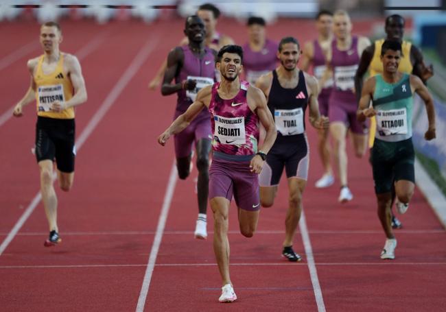 Attaoui, a la derecha, tras Sedjati en la recta final del 800.