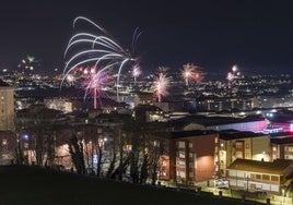 Santander iluminada por los fuegos artificiales durante la Nochevieja del año pasado.