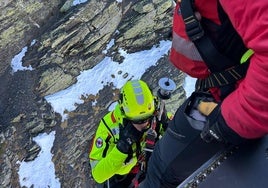 El helicóptero del Gobierno de Cantabria rescata a un senderista en la montaña palentina