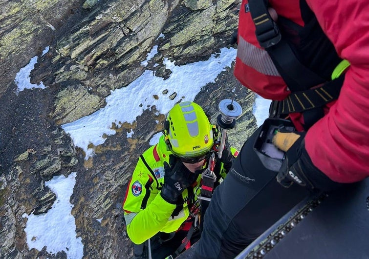 El helicóptero del Gobierno de Cantabria rescata a un senderista en la montaña palentina