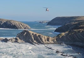 Rescatada una mujer en la playa de La Arnía