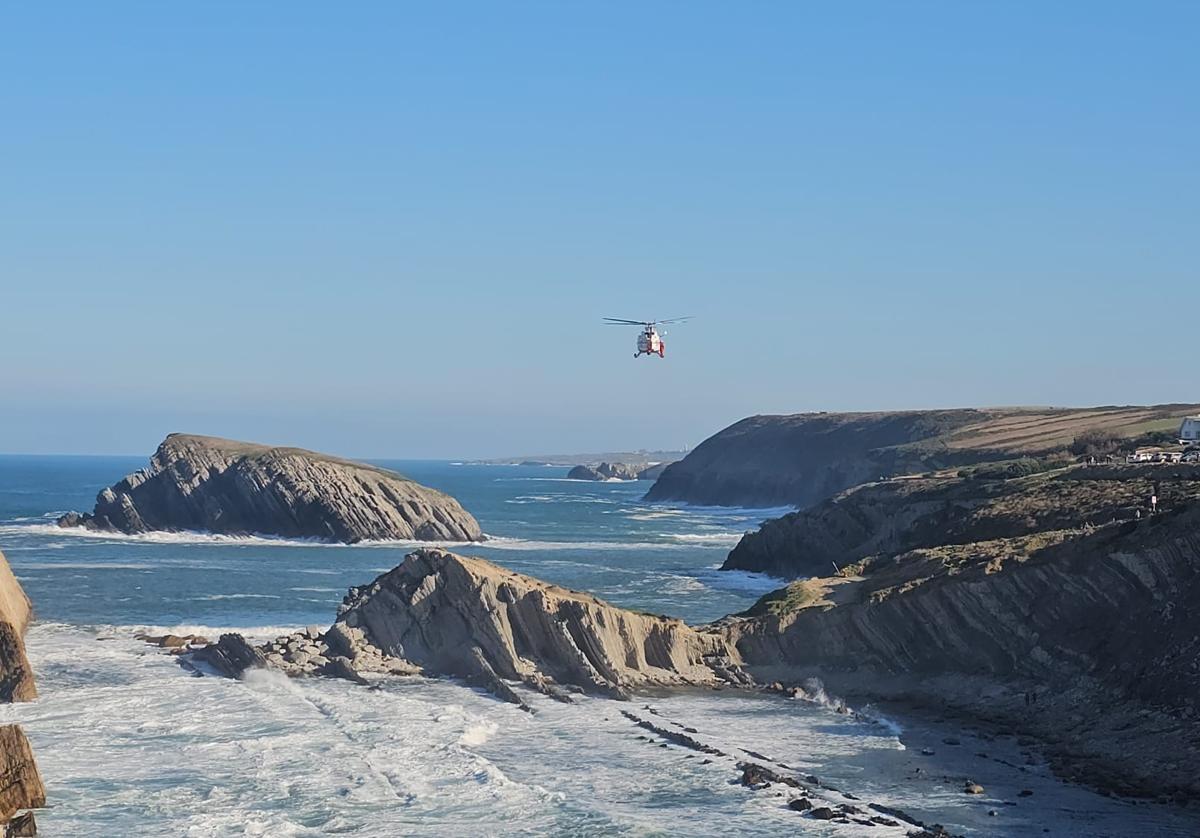 Rescatada una mujer en la playa de La Arnía