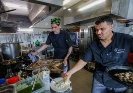 Los cocineros del Hotel El Muelle preparan los platos para el cotillón de Nochevieja.