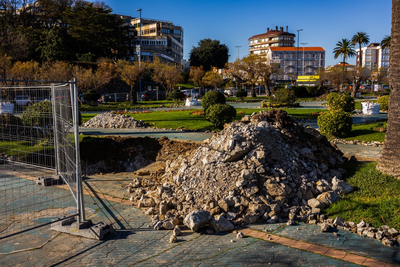 Los jardines se están sometiendo ya a las fases más vistosas del proyecto, que obligan a levantar gran parte del terreno.