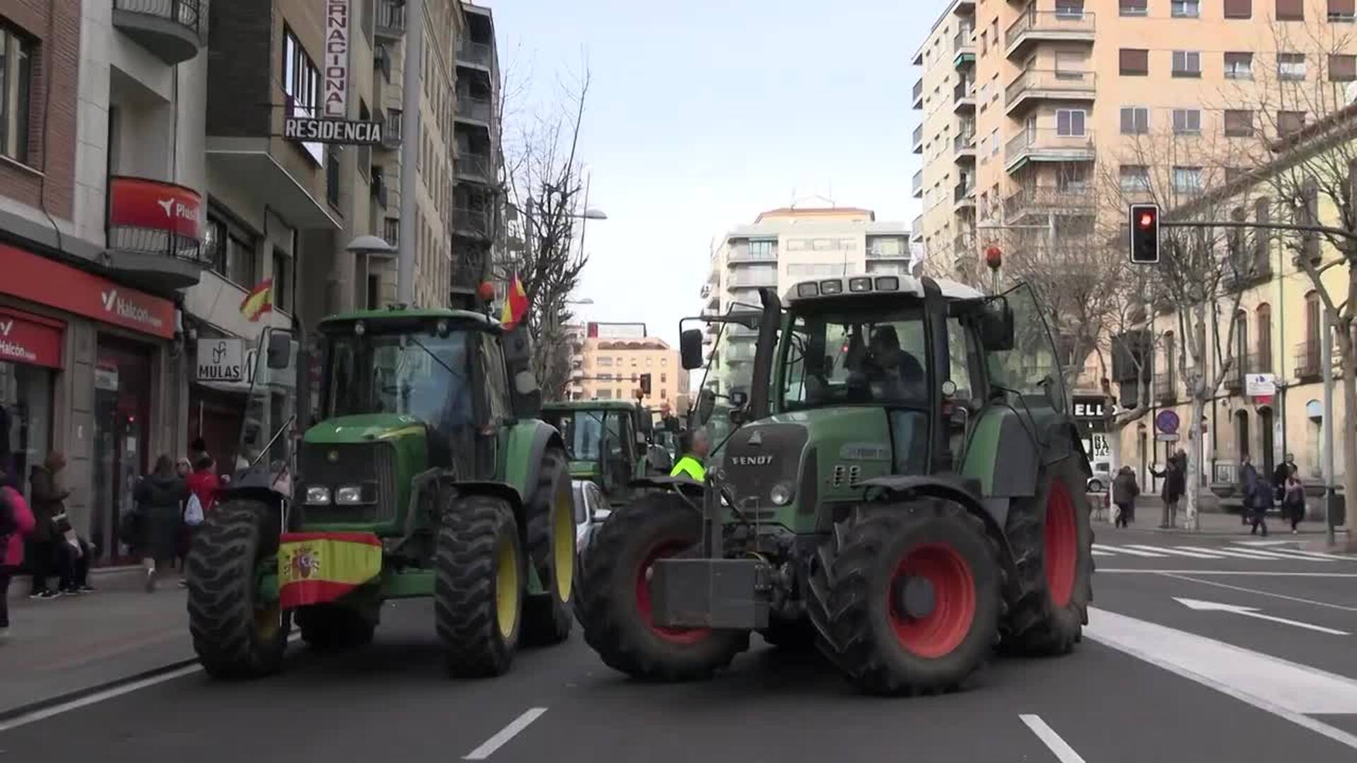 La ciudad de Salamanca mantiene circulación lenta y cortes por los tractores