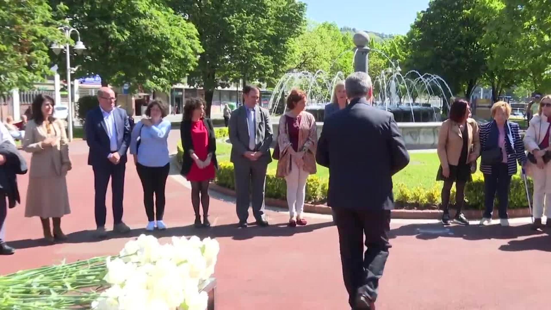 Bilbao recuerda con una placa a la primera víctima civil de ETA