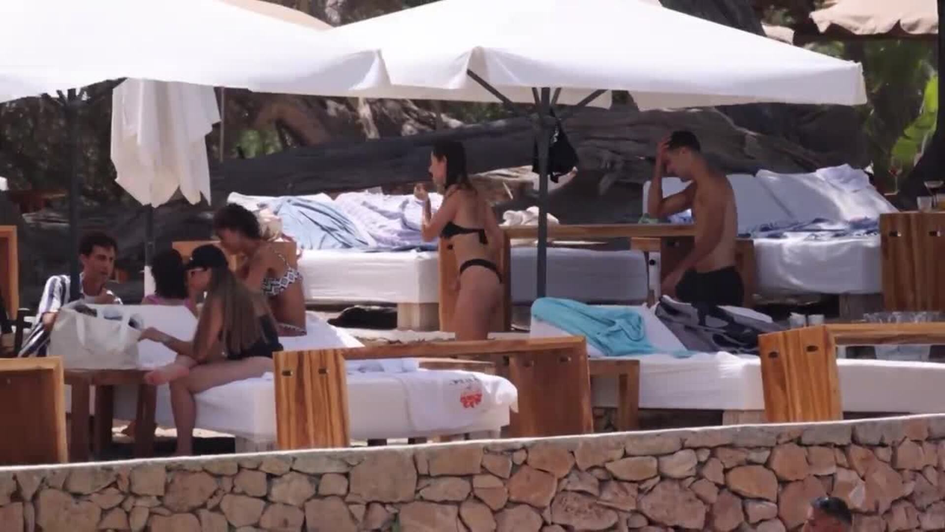 Mikel Merino derrocha todo su romanticismo con su mujer en las aguas de Ibiza