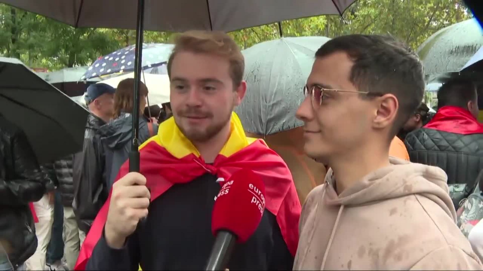 Centenares de ciudadanos arropan a las FFAA en un desfile del 12 de octubre marcado por lluvias