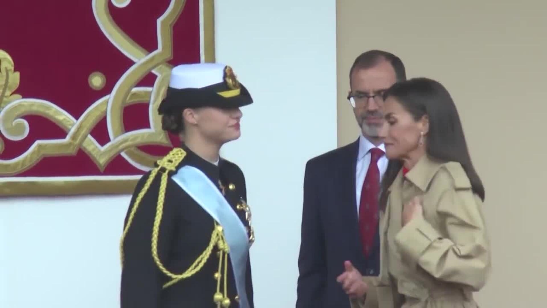 La Reina Letizia combate la lluvia en el desfile con la tendencia más demandada este otoño