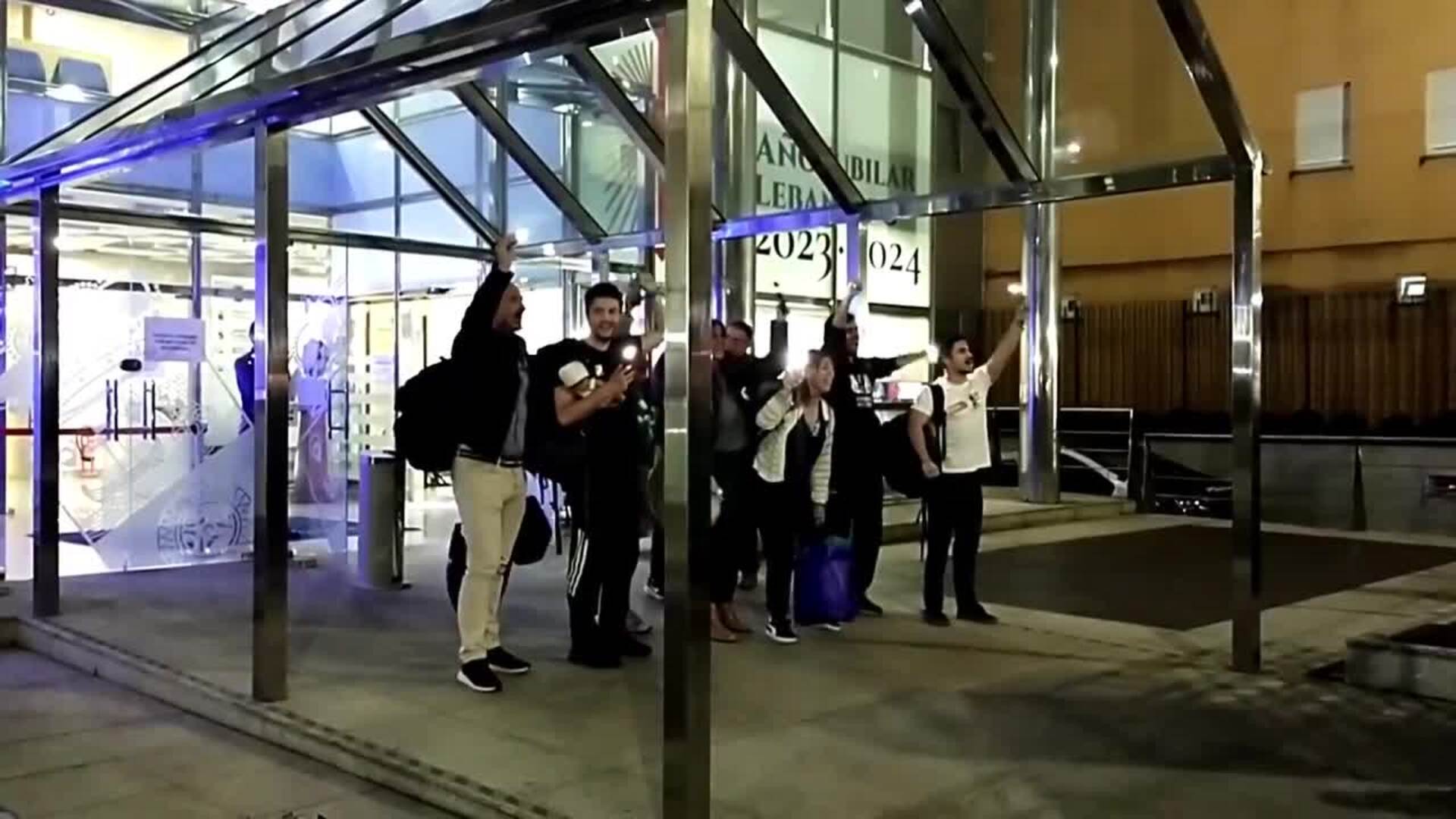 Los profesores abandonan su encierro en el Gobierno en Santander y lo trasladan a los centros