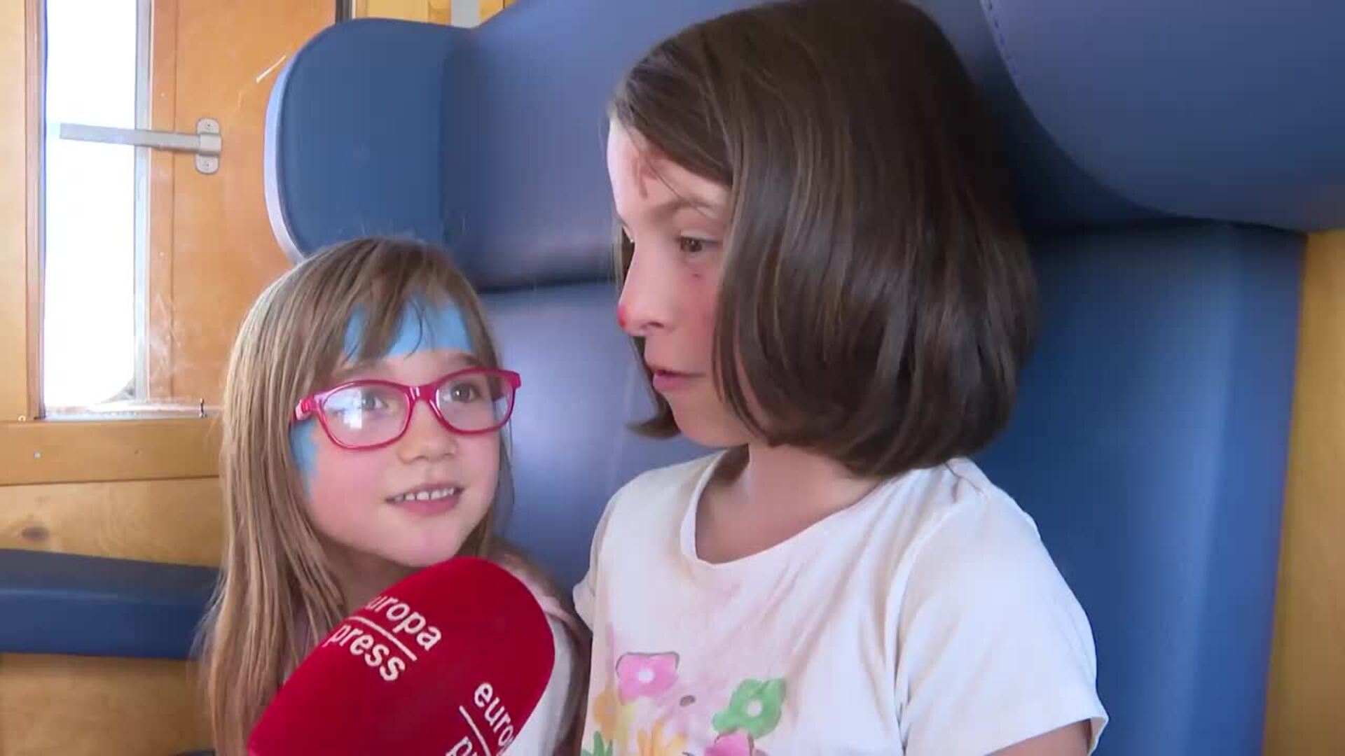 Sus majestades de Oriente circulan por Madrid en el tren de los Reyes Magos