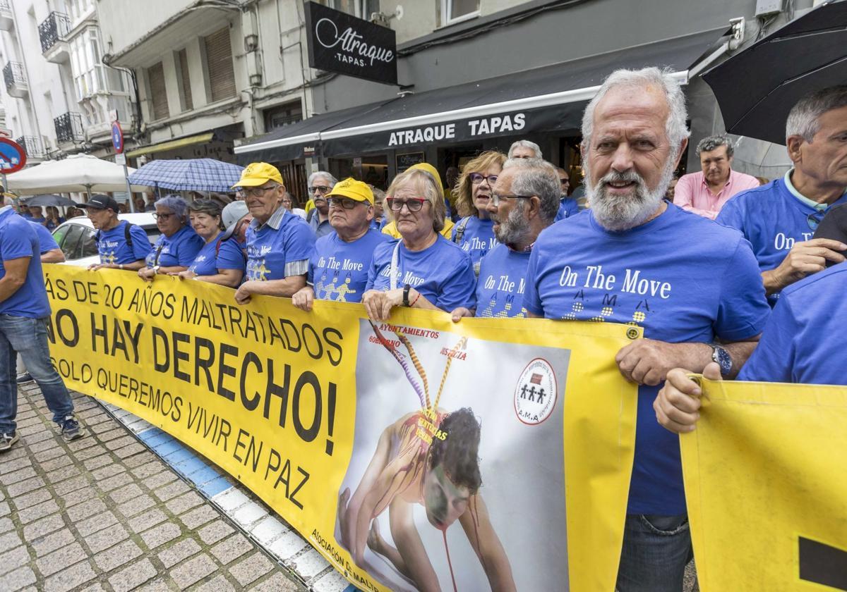 El colectivo durante una de las manifestaciones frente a la sede del Ejecutivo cántabro.