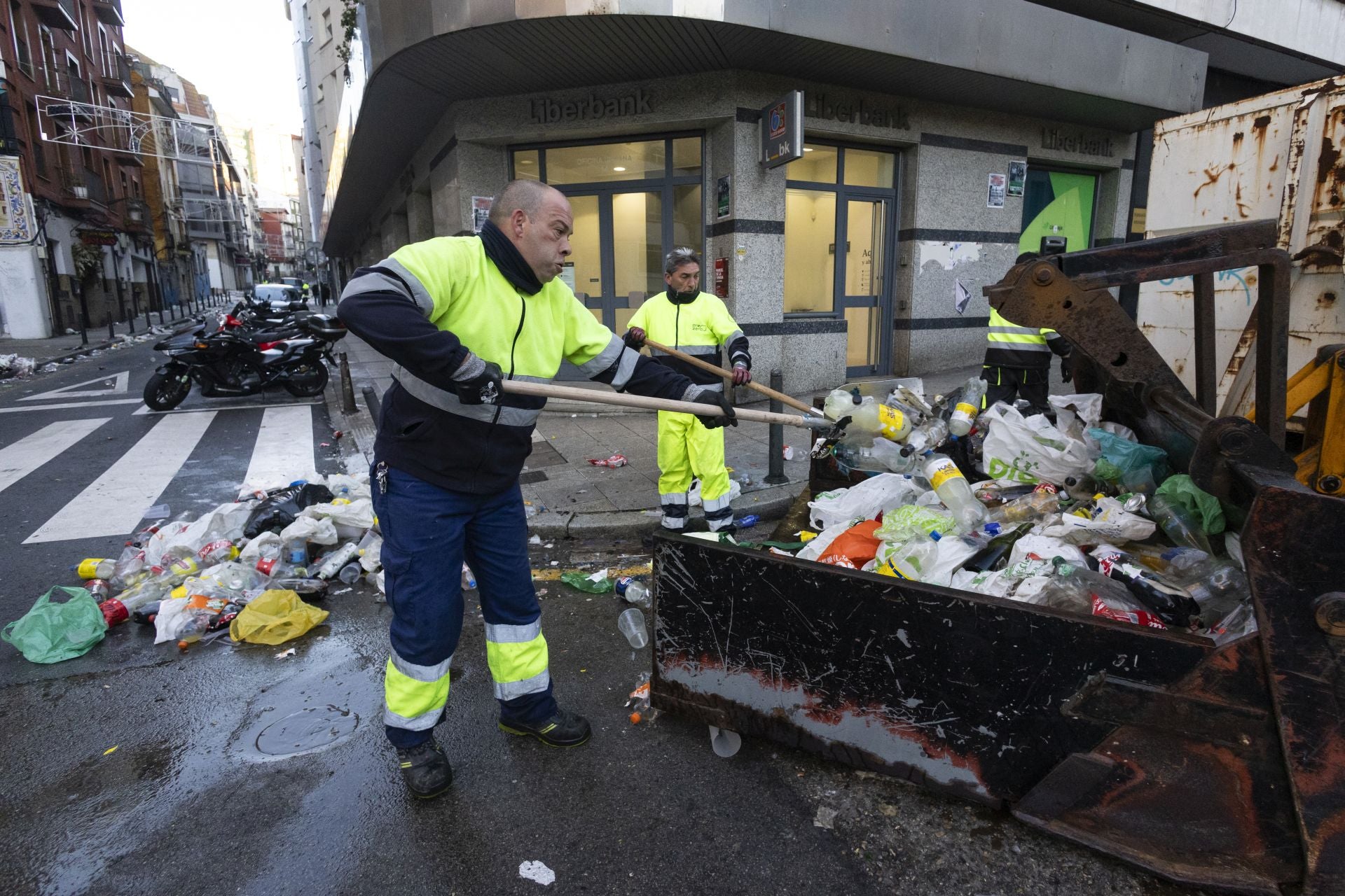 Este día hacen falta medios extra para cargar todos los residuos que se abandonan en las calles