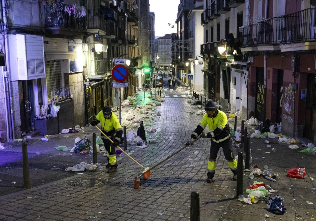 Empleados del servicio de Limpieza Viaria retiran restos de botellón en el Río de la Pila.