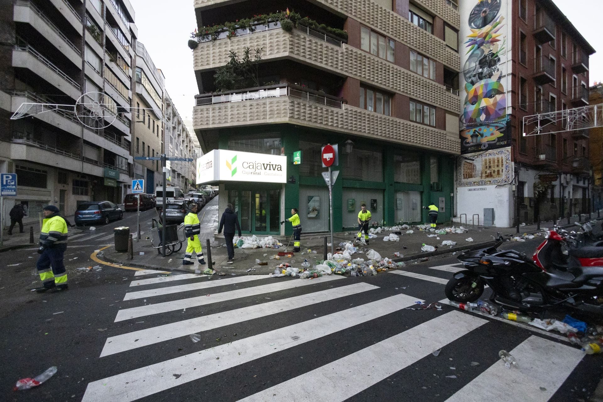 El personal de limpieza de Santander logra devolver las calles del centro a su estado habitual en pocas horas