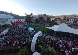 Los corredores, en el área de salida.