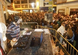 Un pinchadiscos musicaliza la fiesta el pasado 21 de diciembre, en la zona de vinos de Torrelavega.